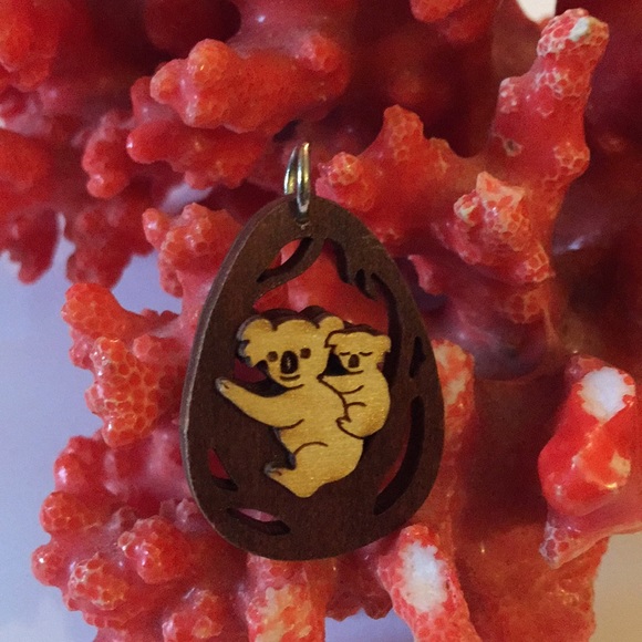 Panda engraved in wood pendent - Picture 1 of 3
